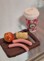 Würstchen, Brötchen, Käse, Kaffee fürs Puppenhaus