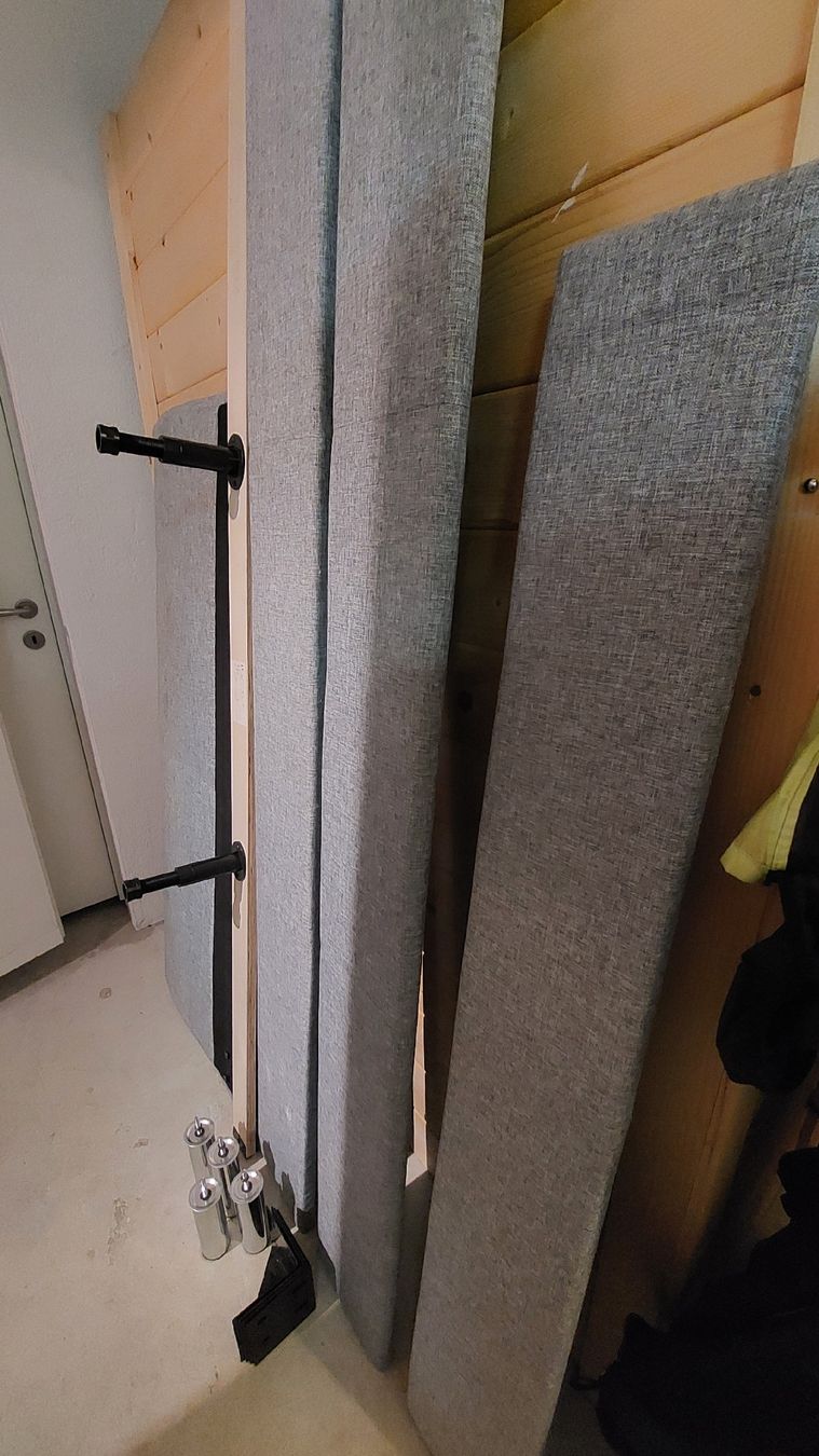 Letti: Polsterbett Gestell mit Kopfteil 140x200cm – Usato da Detligen venduto da Poeschti1 1