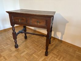 Kleiner Tisch Schubladentisch Holz mit Gebrauchsspuren