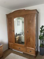 antiker Massivholzschrank mit Spiegel