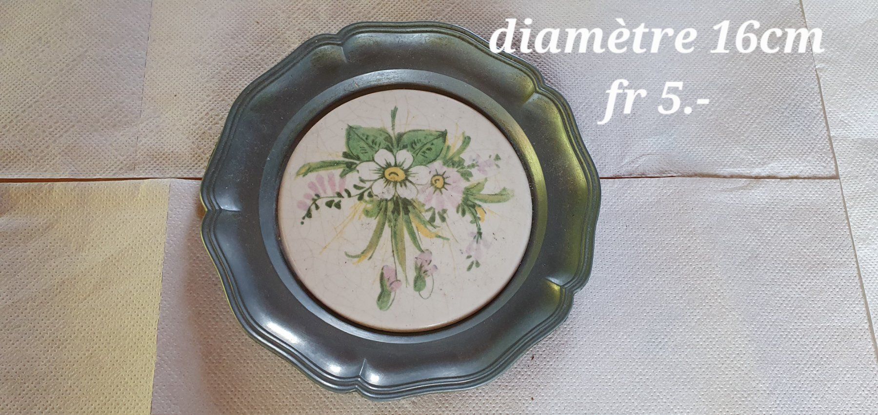 Alle Dekorationen: Assiette de décoration en étain – Neu (gemäss Beschreibung) aus Moutier von Matteoleroux
