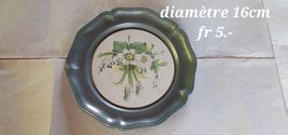 Assiette de décoration en étain