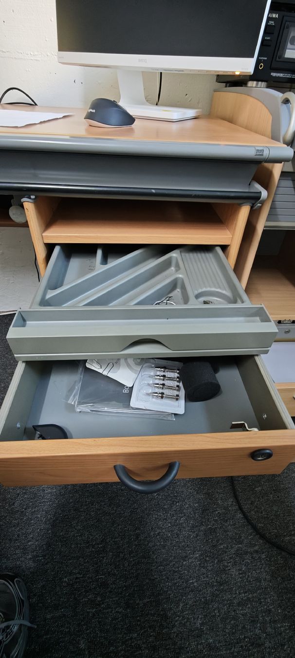 Scrivanie: Moll Schreibtisch helles Holz& Rollcontainer Np ca. 1000 CHF – Usato da Uster venduto da Snoopychristian 2