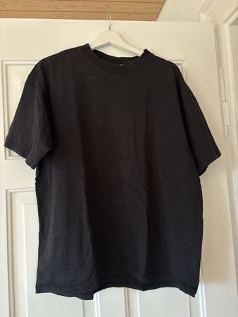 T-Shirt von Weekday in Schwarz, Grösse XS, oversized