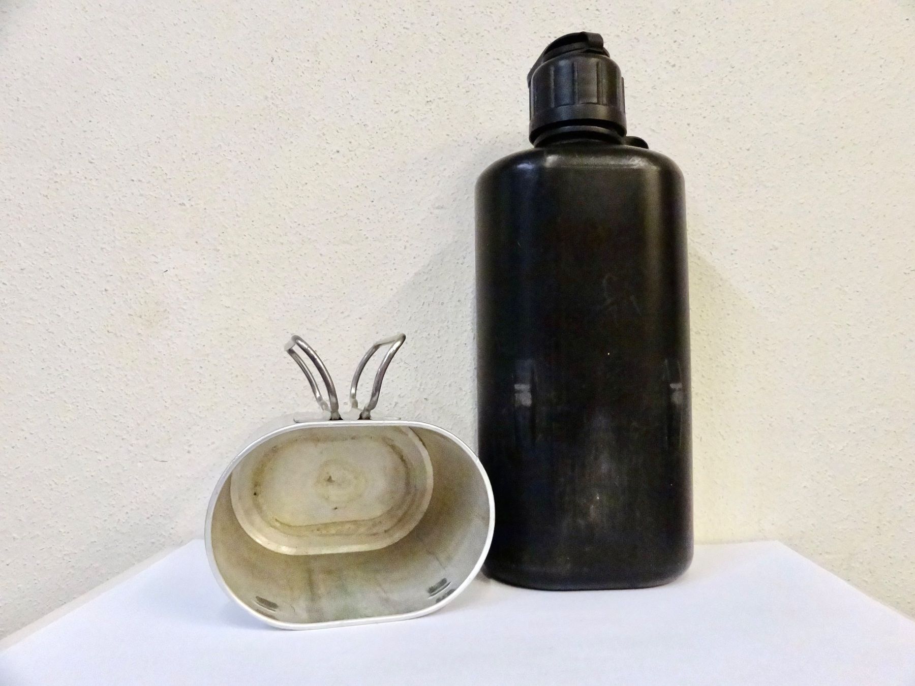 Schweizer Armee Ausrüstung & Ersatzteile: Feldflasche mit Becher JE 1986 Schweizer Armee – Gebraucht aus Kerzers von bottlesandboxes 4