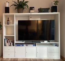 Weisse TV-Wohnwand / KALLAX-Regal mit neuen Einsätzen