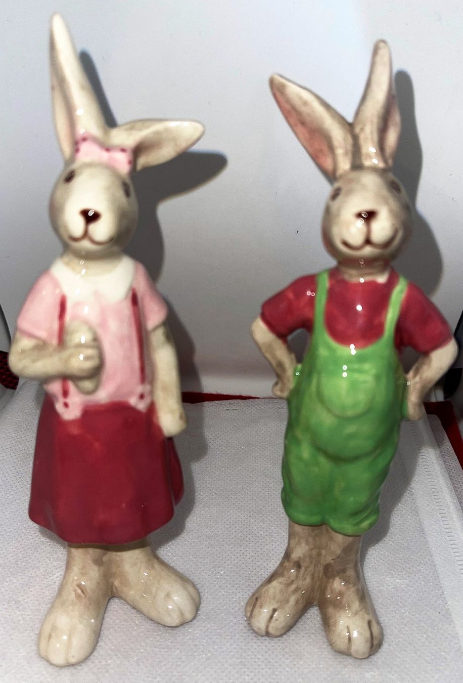 Figuren: Osterhasenpaar stehend aus Keramik Nr. 2 – Neu (gemäss Beschreibung) aus Lutzenberg von Truhe 1