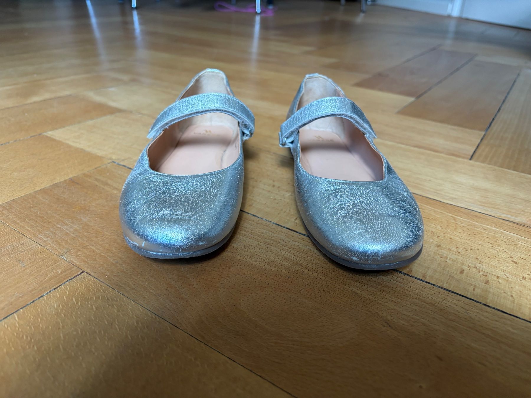 Scarpe per ragazze: Silberne Mädchen Schuhe Gr.35 von Varese – Usato da Luzern venduto da Doncorleone 3