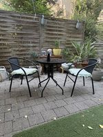 Gartenmöbel-Set / Bistrotisch mit 2 Stühlen