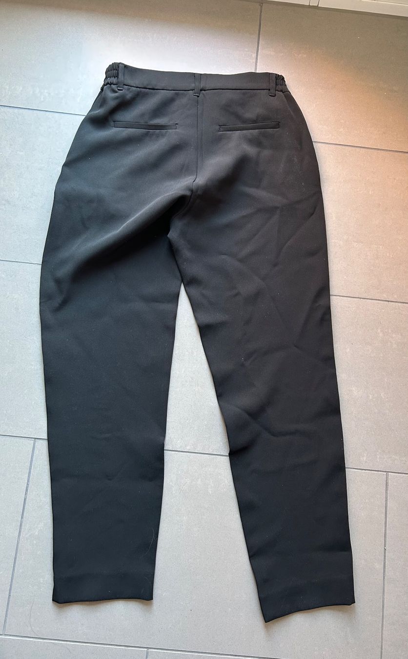 Pantaloni: Schwarze Hosen slim fit Gr. 36 – Usato da Zürich venduto da Nia_S