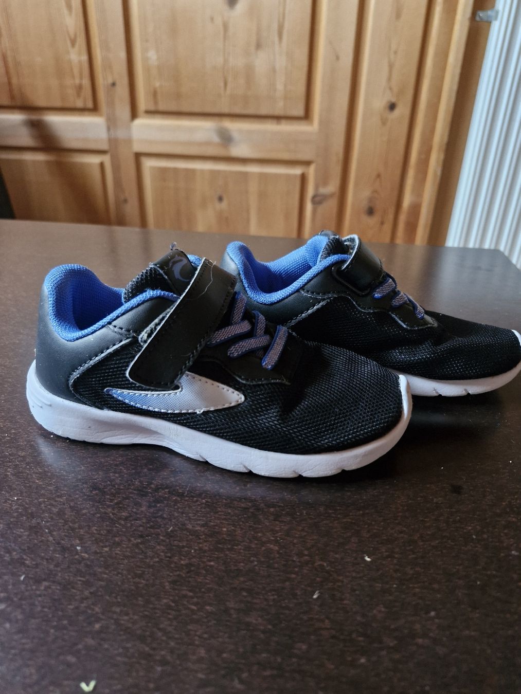Scarpe per ragazzi: Sneaker schwarz Gr.28 – Usato da Disentis/Mustér venduto da epa_862v 1