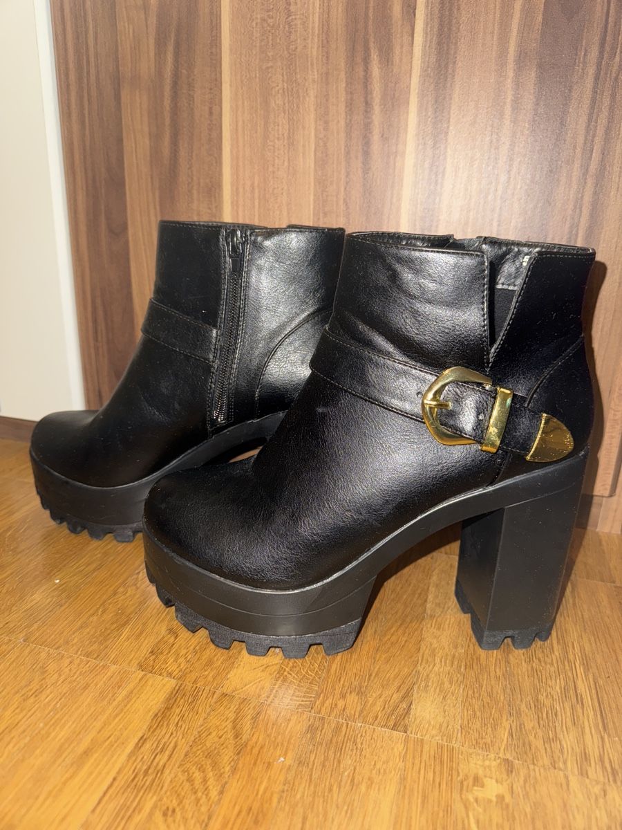 Scarpe da donna: Schwarze Stiefeletten mit Blockabsatz – Nuovo (secondo la descrizione) da Kloten venduto da and_9mqp