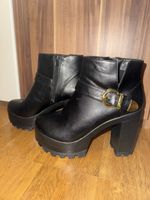 Schwarze Stiefeletten mit Blockabsatz