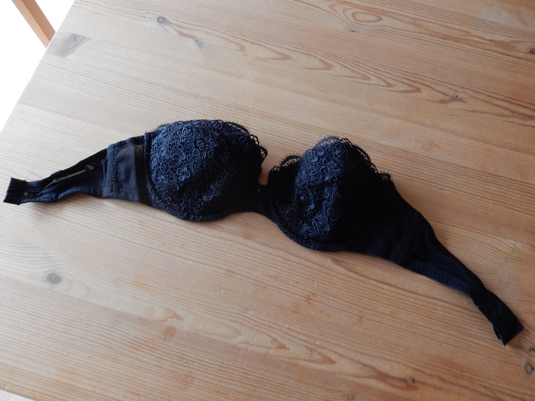 Altra biancheria intima: Schwarzer Push-Up BH mit Spitze, 80C, neuwertig Valisere – Usato da Jona venduto da simongarden 1