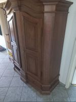 Kleiderschrank aus Holz im klassischen Stil