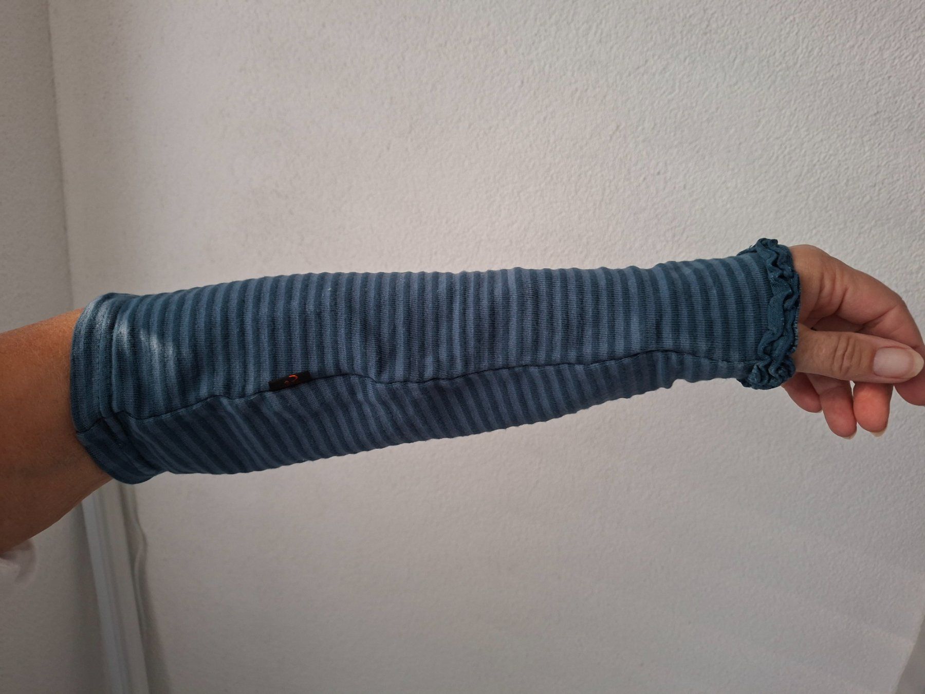 Handschuhe & Handstulpen: Armstulpen blau gestreift – Gebraucht aus Wil SG von ram_c5j2