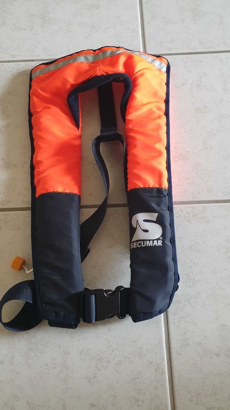 Schwimmwesten: SECUMAR Rettungsweste – Gebraucht aus Brüttelen von Kalessin