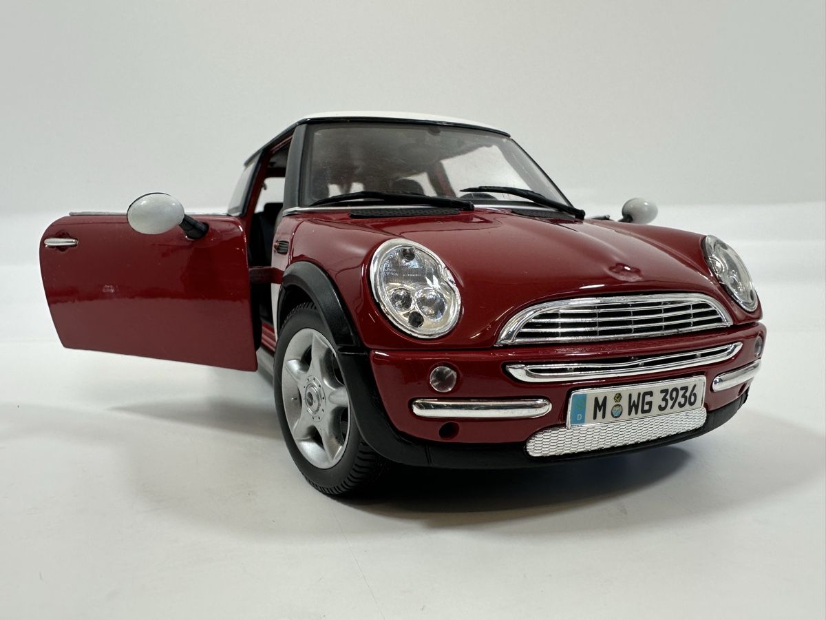 Maisto Modellini d'auto: Mini Cooper 1:18, rot-weiss, MAISTO – Nuovo (secondo la descrizione) da Zofingen venduto da rf9_x2xt 9
