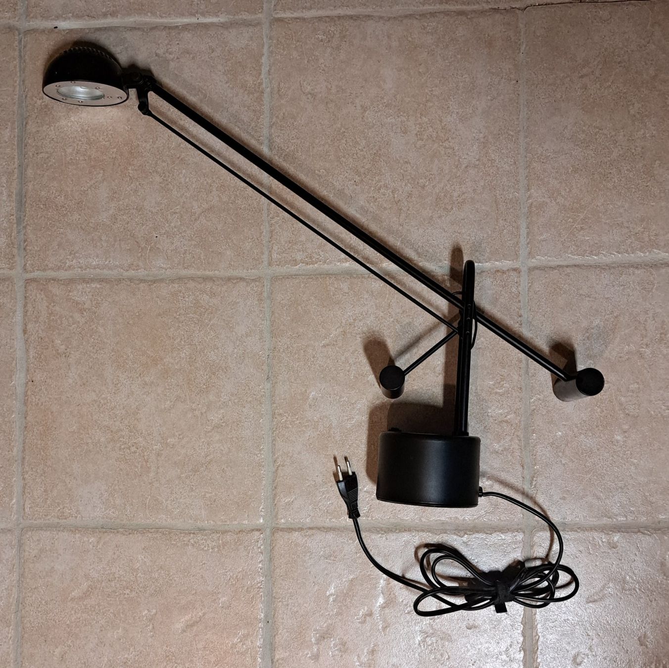 Lampade: Lampe de bureau noire orientable vintage à contrepoids – Usato da Cernier venduto da Poussetofiol