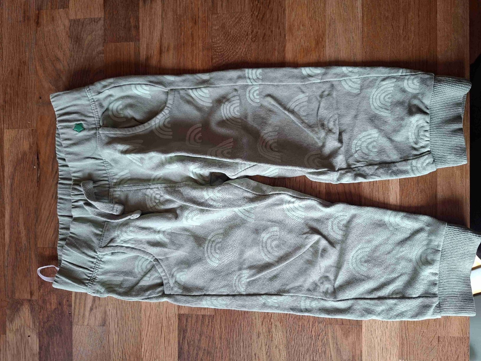 Pantaloni: Kinderhose grün mit Regenbogen Muster  – Usato da Oeschenbach venduto da wid_7yqd