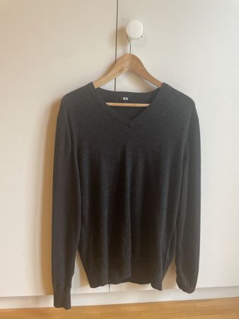 Men Uniqlo merino wool sweater Size L