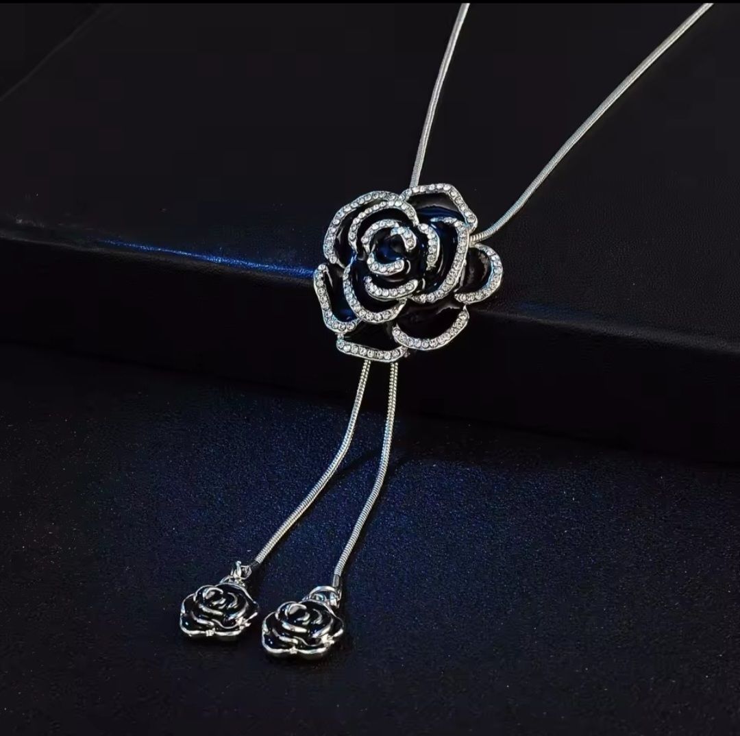Catenine: Collier pendentif fleur noire et argentée, NEUF – Nuovo e nell'imballaggio originale da Puidoux venduto da Mia_Bellezza 2