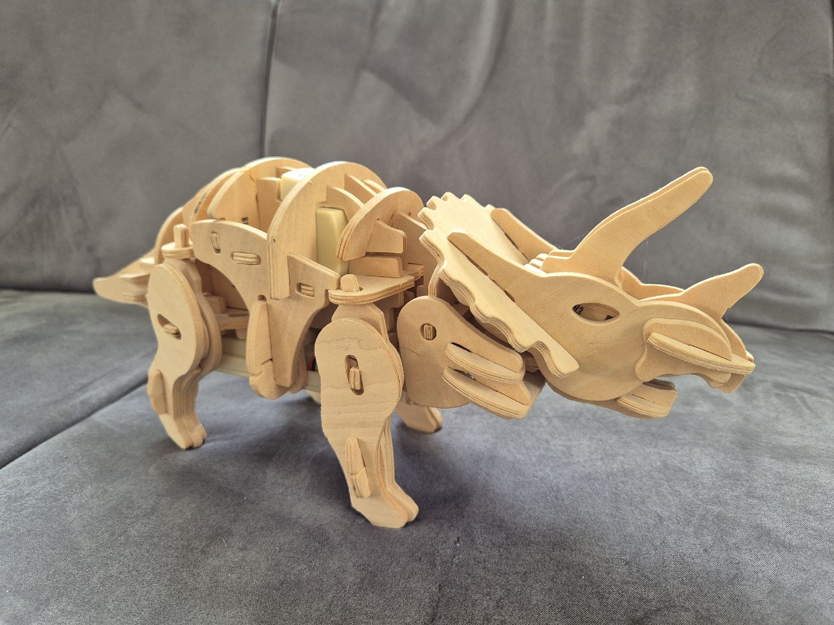 Statuette: Beweglicher Holz-Triceratops mit Sound & Sensor – Usato da Holderbank SO venduto da Sylvester.77 1