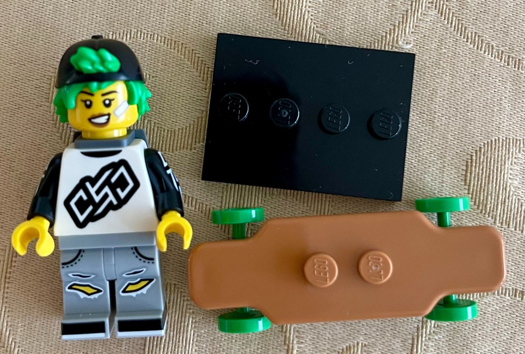 Lego Kit di costruzioni: Lego Minifigure Series 27 - Longboarder – Nuovo (secondo la descrizione) da Höri venduto da PSMarinho