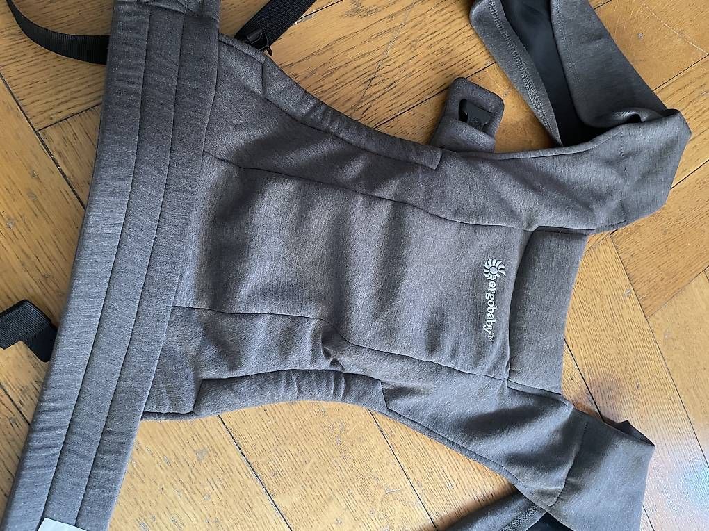 Porte-bébés ventraux & dorsaux: Porte-bébé Ergobaby Embrace gris – D'occasion à Genève par teuf1201 1