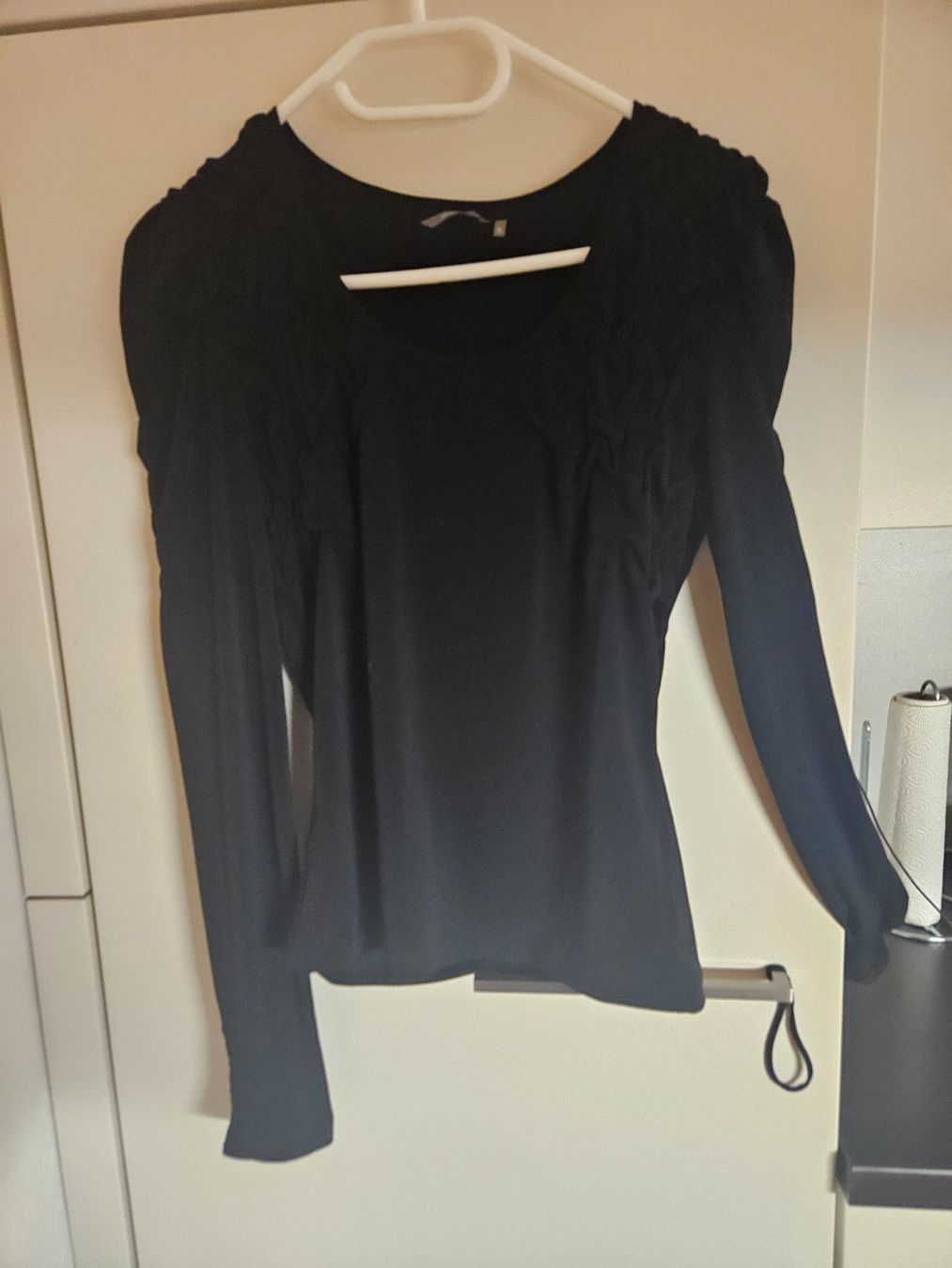 Maglioni & Felpe: Sandwhich Langarm Shirt Schwarz Gr. S Plusterschultern – Usato da Luzern venduto da Staenker 1