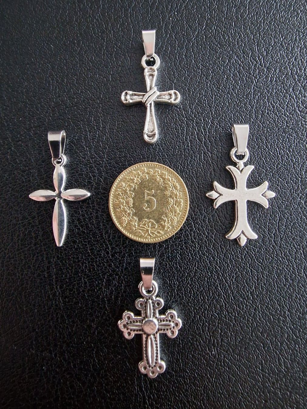 Ciondoli: 4 croix argentées, + trèfle à 4 feuilles – Nuovo e nell'imballaggio originale da Puidoux venduto da mic_c2fh