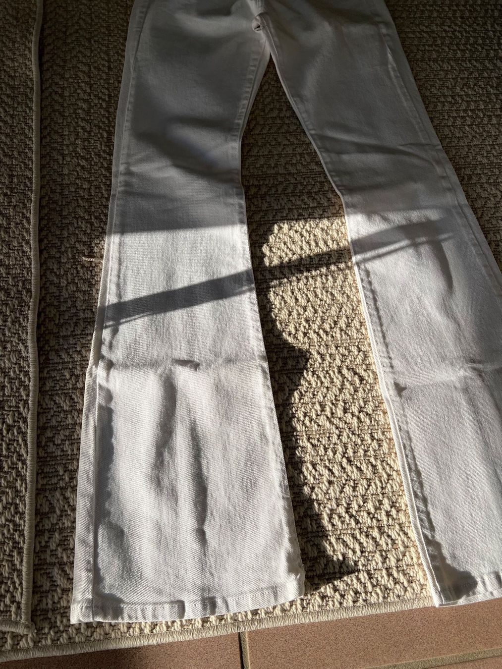 Zara Jeans: Zara Flare White Jeans 38 – Nuovo (secondo la descrizione) da Ebmatingen venduto da Charliz 1