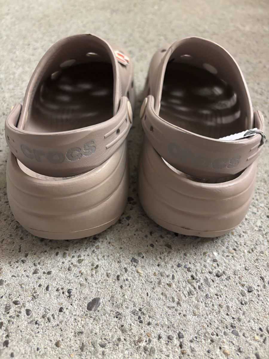 Crocs Schuhe für Mädchen: Crocs mit Jibbitz, Grösse 31 – Gebraucht aus Büren an der Aare von Nikito2001 1