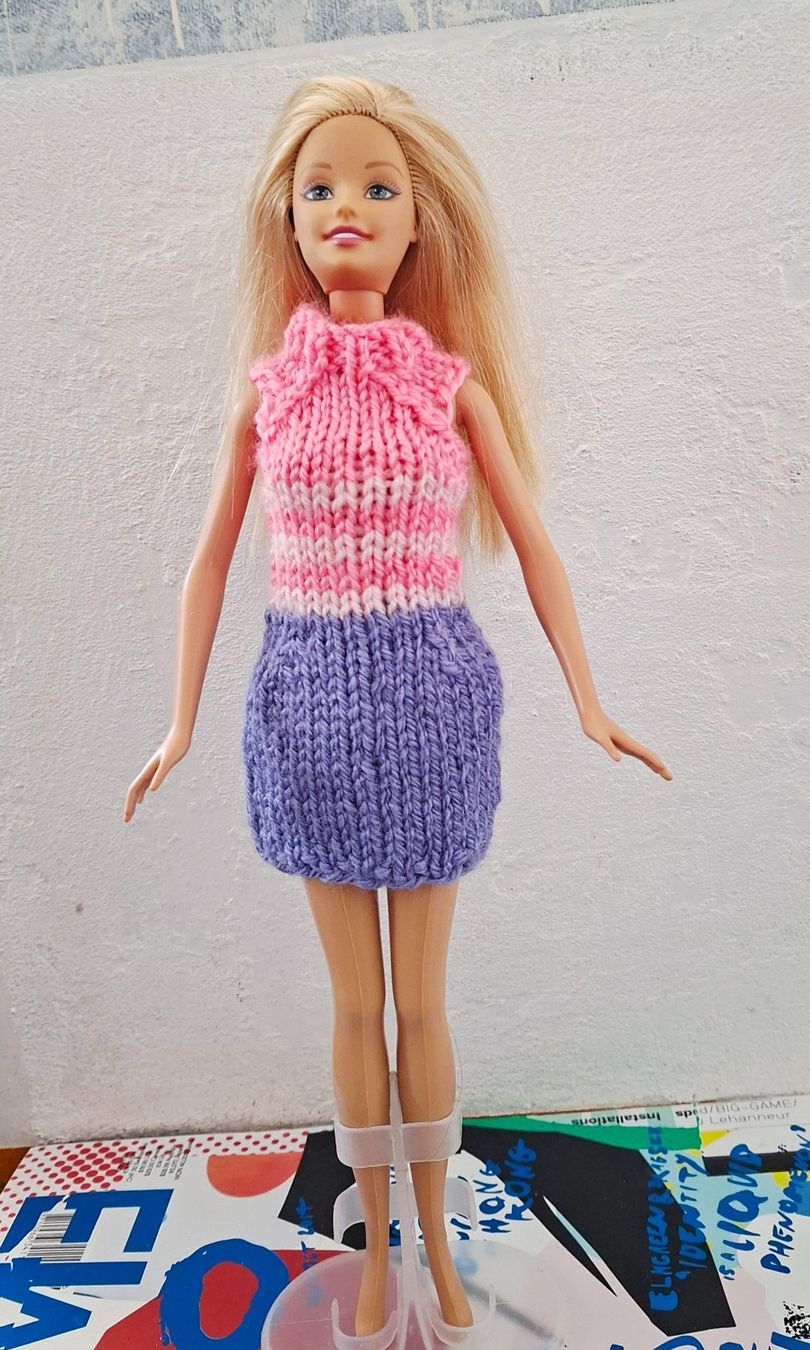 Bambole: Barbie Kleid. Neu und handgestrickt. – Nuovo e nell'imballaggio originale da Zug venduto da Areta