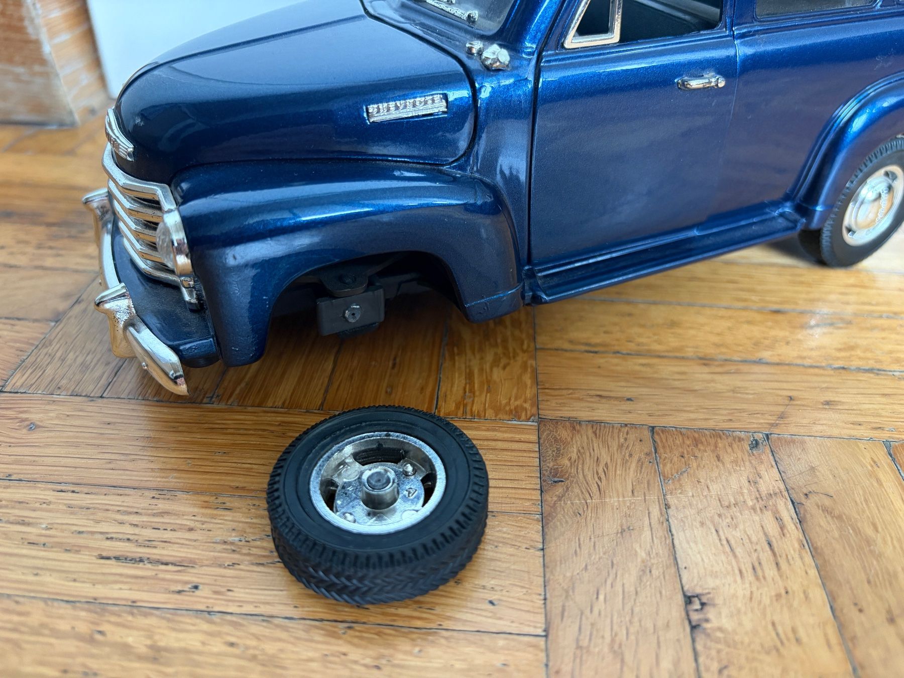 Chevrolet Modellautos: Chevrolet Suburban 1950 – Gebraucht aus Neuhausen von Jeff. 9