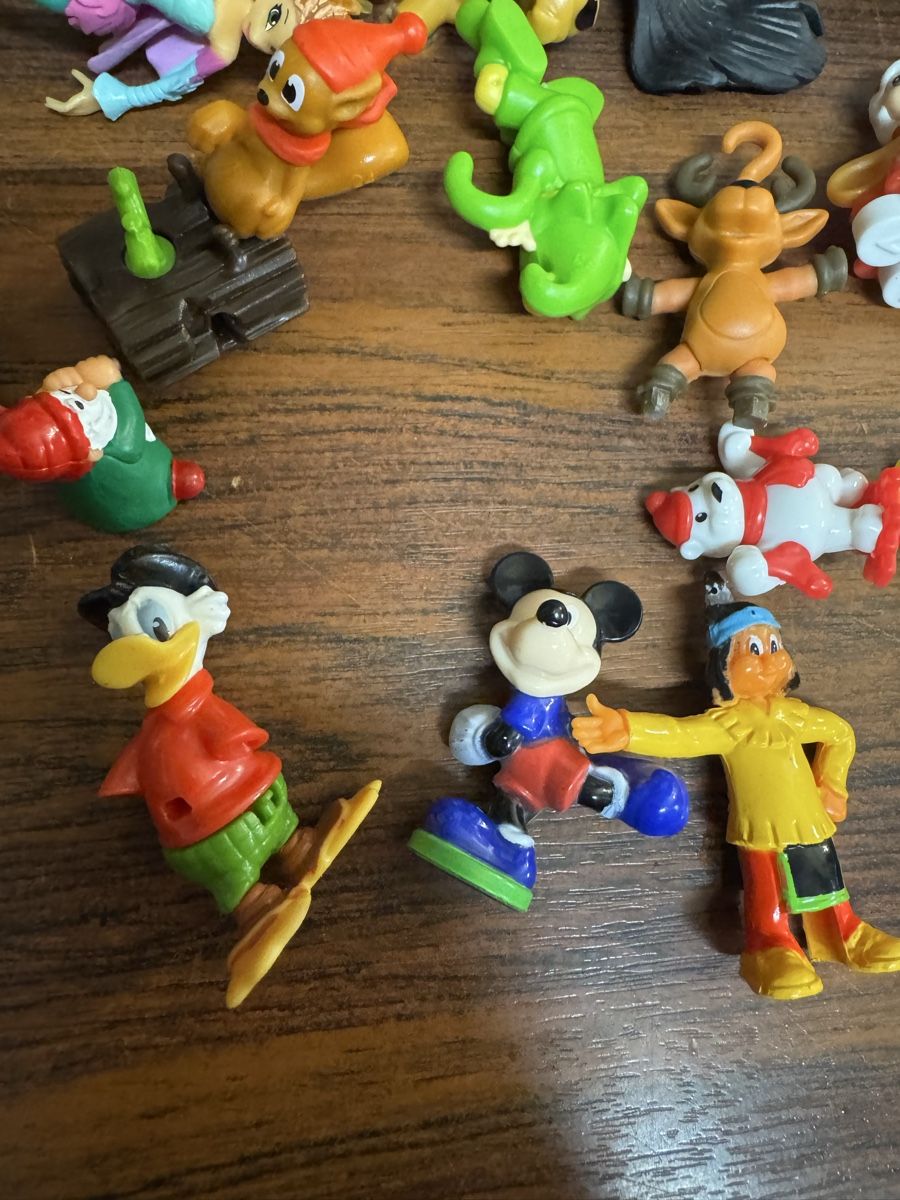 Spielzeuge: Lot de mini figurines Kinder et autres – Gebraucht aus Lausanne von Michel_Ozcan 1