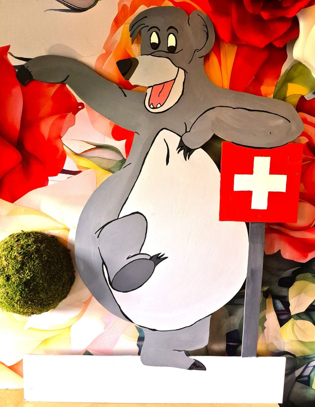 Tutte le decorazioni: Balu der Bär mit Schweizerflagge 150 cm – Usato da Schafhausen im Emmental venduto da Herzrose
