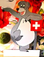 Balu der Bär mit Schweizerflagge 150 cm