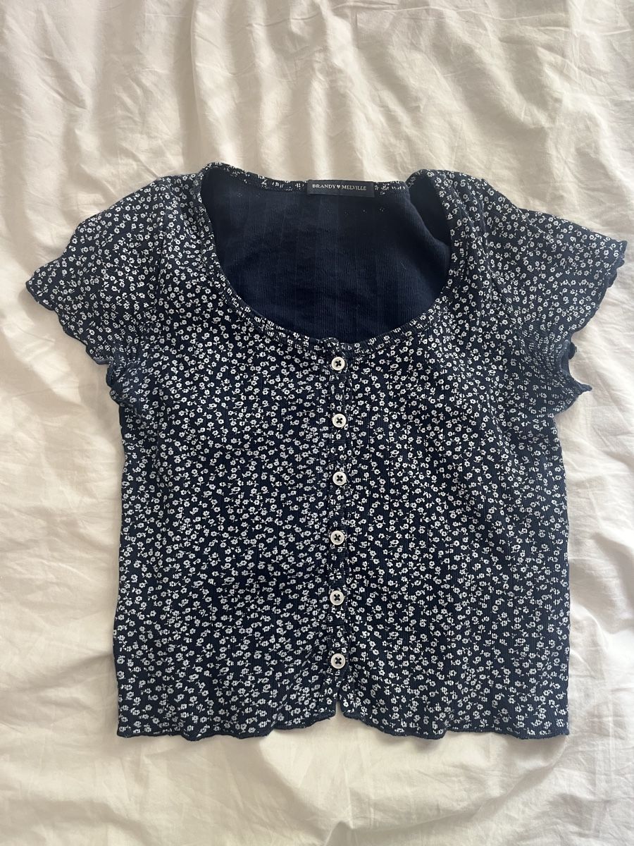 Brandy Melville T-Shirts: Haut Brandy Melville a fleurs – Gebraucht aus Biel/Bienne von Car_Schuss