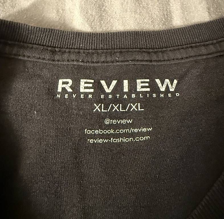T-Shirts: Review T-Shirt schwarz mit Print  – Gebraucht aus Wädenswil von dom_pz5d 2