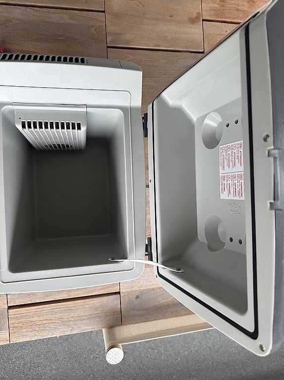 Frigoriferi & Refrigeratori: VOLVO Kühl- & Wärmebox – Usato da Schwerzenbach venduto da WorldBuzz 2