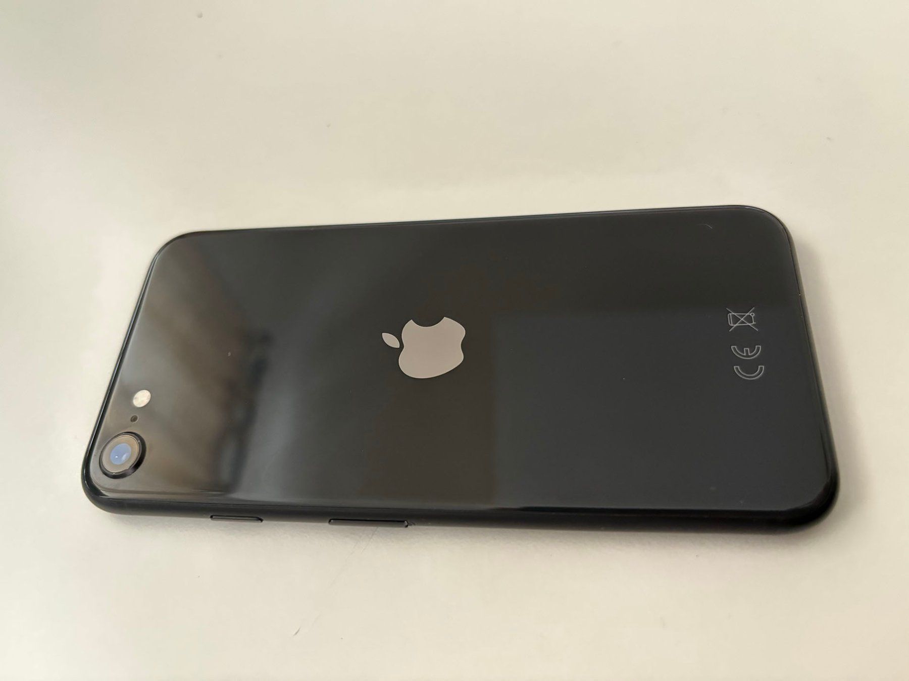 Apple Telefoni cellulari / Smartphones: Iphone SE 2020 128GB Noir – Usato da Yverdon-Les-Bains venduto da Yrochat 1