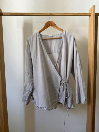 COS Wickelbluse / Wickelshirt – Elegant (Gr. M, Grau)