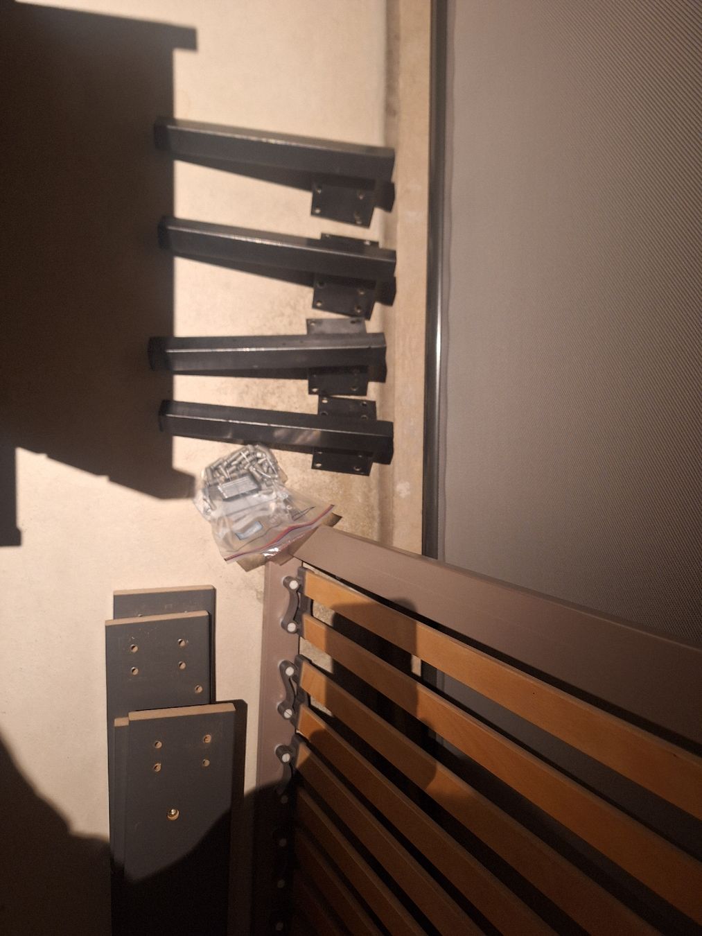 Interio Betten: Bettgestell mit Lattenrost und Füssen Interio – Gebraucht aus Suhr von Critkid 7