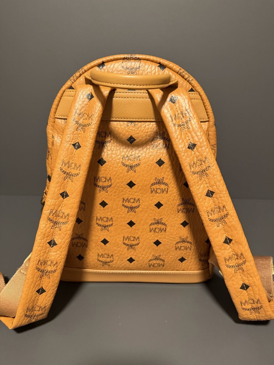 Mcm Zaini: MCM Stark Rucksack in Cognac mit Nieten – Nuovo (secondo la descrizione) da Zollikofen venduto da Danijela1983 4