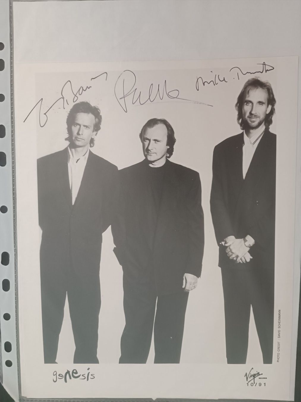 Autogramme: Genesis  - handsignies 20x25 Promofoto – Gebraucht aus Menziken von Artographs