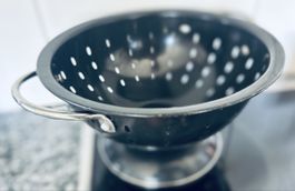 Küchensieb aus Metall schwarz mit Griffen guter Zustand