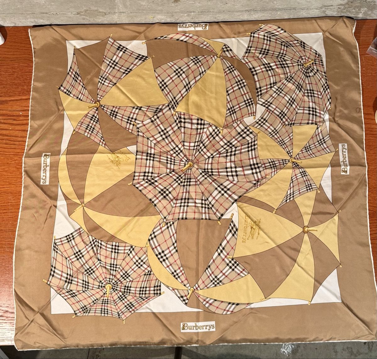 Burberry Foulard & Sciarpe: Vintage Burberrys Silk Scarf Umbrella Pattern, Classic – Usato da Lausanne venduto da artnouveau04 1
