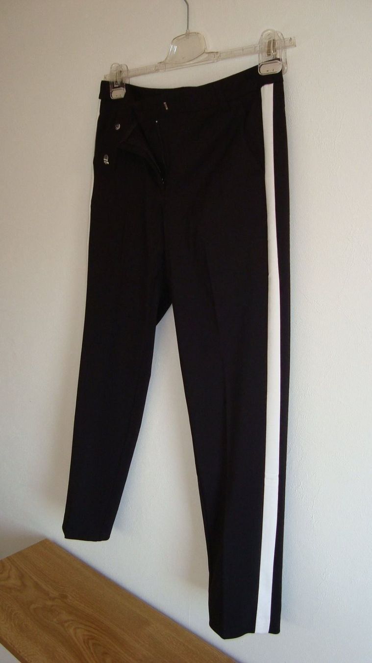 Pantaloni: Hose mit seitlichen Galonstreifen – Nuovo e nell'imballaggio originale da Grosswangen venduto da Original1970 1