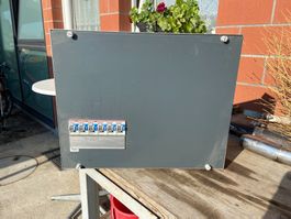 Elektroverteiler mit Inhalt